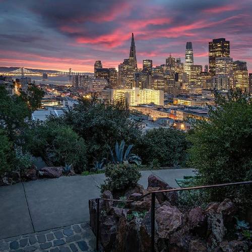 می خوام بخونم تا صدام باز بره بالا بیشتر ولی امشب شب جمعس حالا بیا